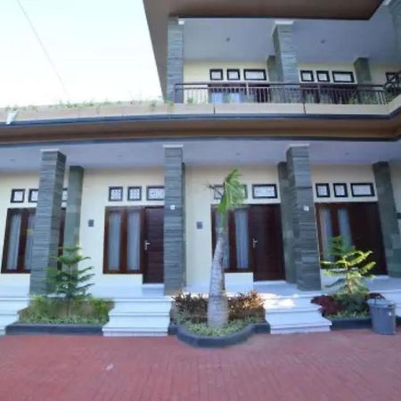 Oyo Flagship 91237 Ratu Guest House Kedunganan Kültér fotó