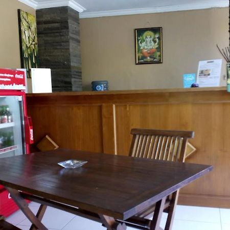 Oyo Flagship 91237 Ratu Guest House Kedunganan Kültér fotó