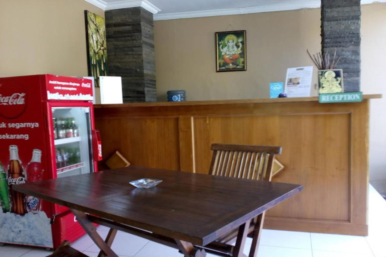 Oyo Flagship 91237 Ratu Guest House Kedunganan Kültér fotó