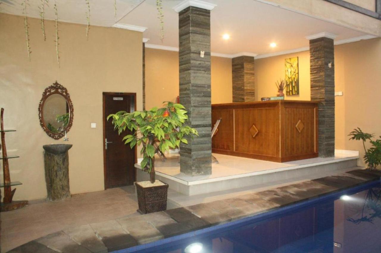 Oyo Flagship 91237 Ratu Guest House Kedunganan Kültér fotó