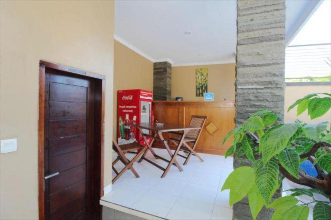 Oyo Flagship 91237 Ratu Guest House Kedunganan Kültér fotó