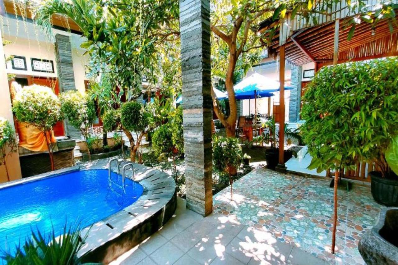 Oyo Flagship 91237 Ratu Guest House Kedunganan Kültér fotó