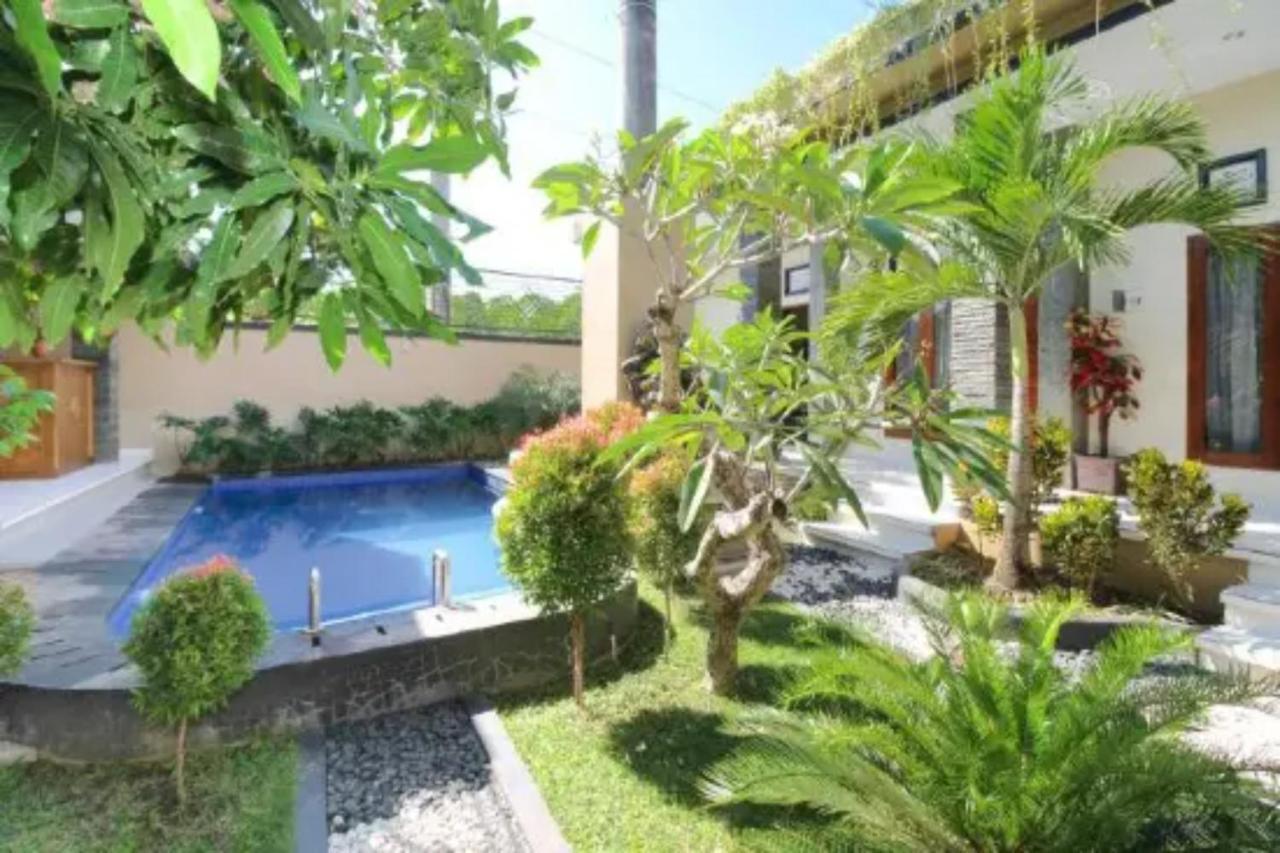 Oyo Flagship 91237 Ratu Guest House Kedunganan Kültér fotó