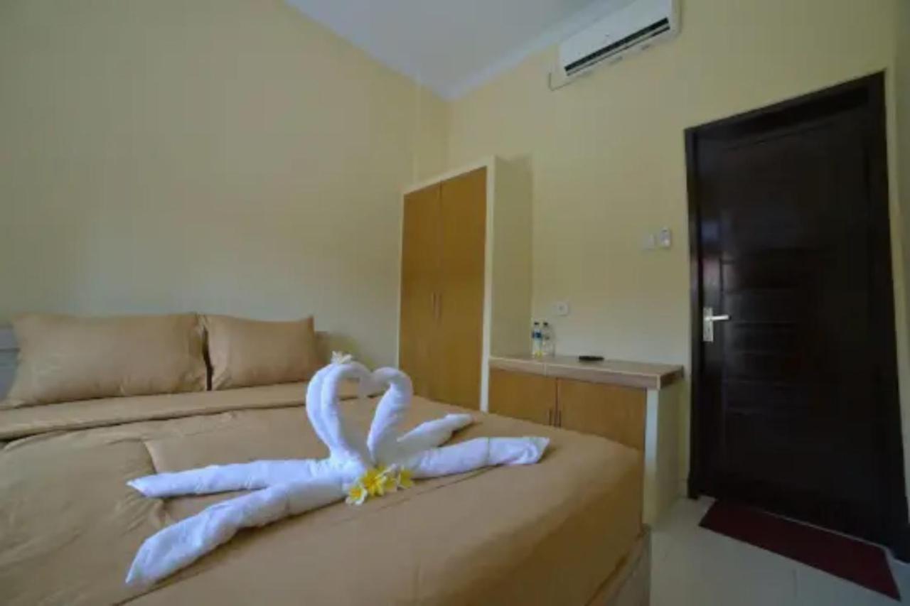 Oyo Flagship 91237 Ratu Guest House Kedunganan Kültér fotó