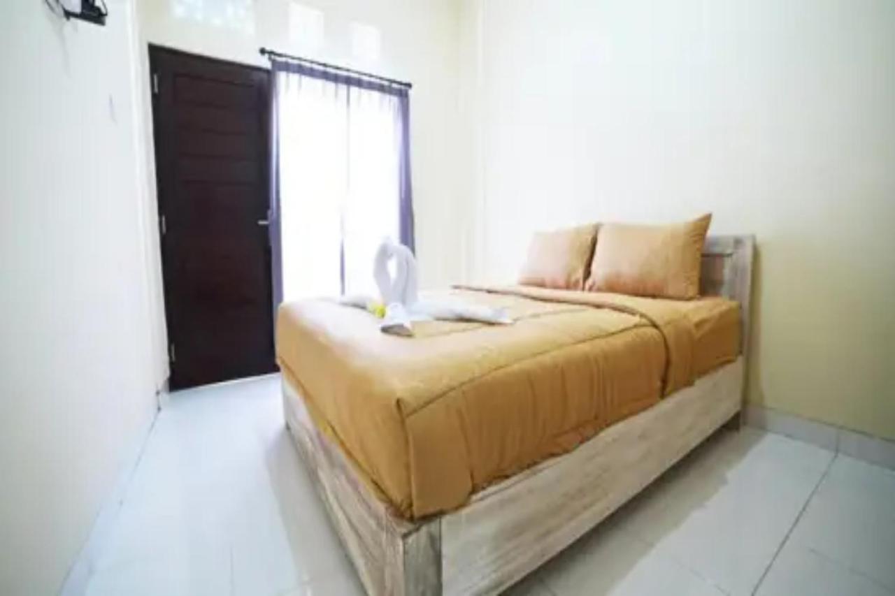Oyo Flagship 91237 Ratu Guest House Kedunganan Kültér fotó