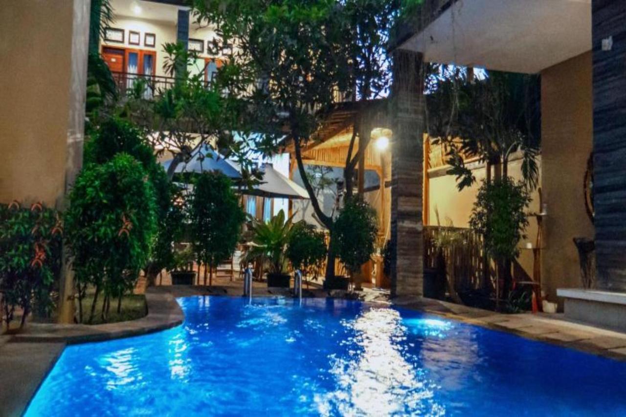 Oyo Flagship 91237 Ratu Guest House Kedunganan Kültér fotó