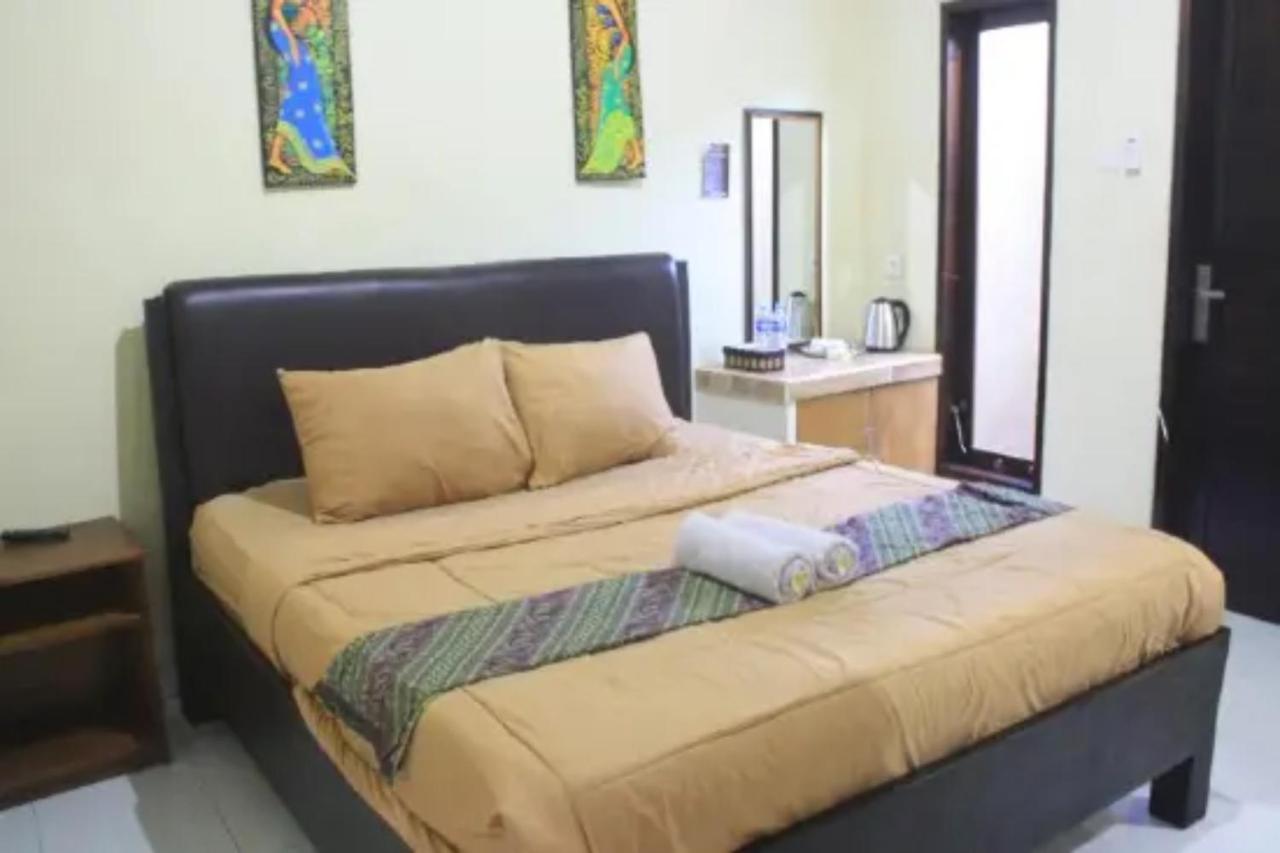 Oyo Flagship 91237 Ratu Guest House Kedunganan Kültér fotó
